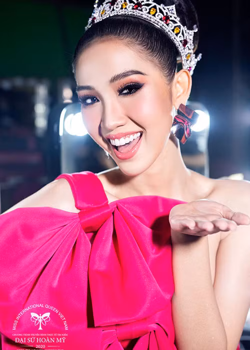 Trước khi đăng ký tham gia Hoa hậu Hoàn vũ Việt Nam 2021, Nhật Hà tham gia sân chơi nhan sắc trong nước và quốc tế cho người chuyển giới.