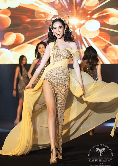 Năm 2018, chân dài sinh năm 1996 đăng quang Hoa hậu Chuyển giới Việt Nam sau đó mang chuông đi đánh xứ người.