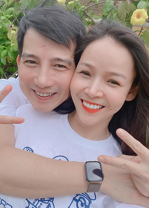 Diễm Hương tự nhận mình may mắn vì được ông xã chia sẻ công việc gia đình.