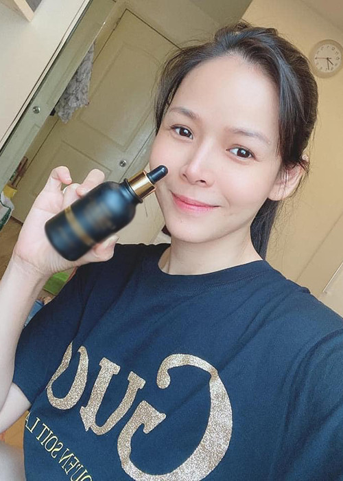 Diễm Hương kinh doanh nhiều thứ. Hiện tại, trên trang cá nhân, cô thường xuyên chia sẻ bán các sản phẩm quần áo, mỹ phẩm.