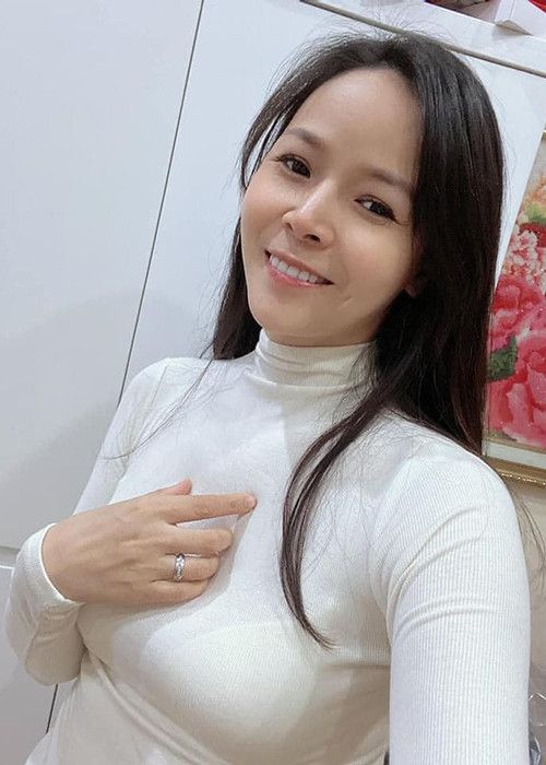 Trên Vietnamnet, Diễm Hương cho biết, cô từng mở cửa hàng quần áo, cứ vài ngày lại sang Quảng Châu lấy hàng. Công việc kinh doanh của cô khá thuận lợi nhưng sau đó nữ diễn viên đành bỏ dở vì bận quay phim.