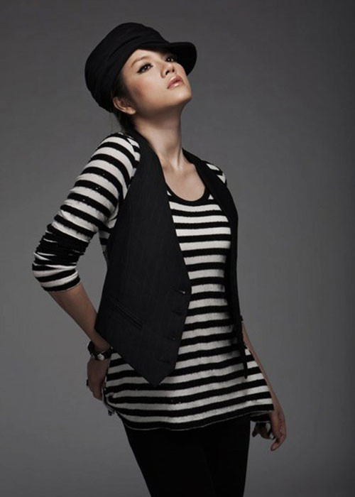 Hiện tại, Lý Nhã Kỳ giàu có nhưng tuổi thơ của cô khá khó khăn. Theo Vietnamnet, nữ ca sĩ có bố là bộ đội đặc công. Ông mang thương tật ở lưng do bị tai nạn sập hầm trong một lần thực hiện nhiệm vụ.