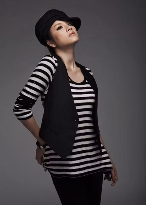 Hiện tại, Lý Nhã Kỳ giàu có nhưng tuổi thơ của cô khá khó khăn. Theo Vietnamnet, nữ ca sĩ có bố là bộ đội đặc công. Ông mang thương tật ở lưng do bị tai nạn sập hầm trong một lần thực hiện nhiệm vụ.