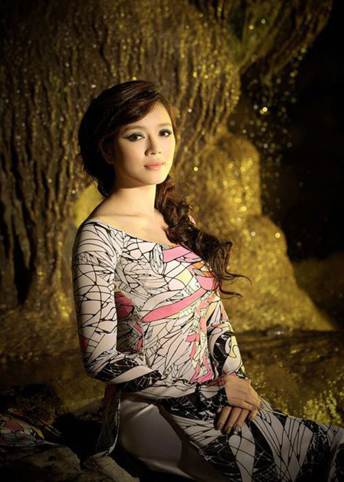 Học đến lớp 2, Lý Nhã Kỳ vừa đi học vừa bán hạt dưa, hạt hướng dương phụ giúp kinh tế gia đình.