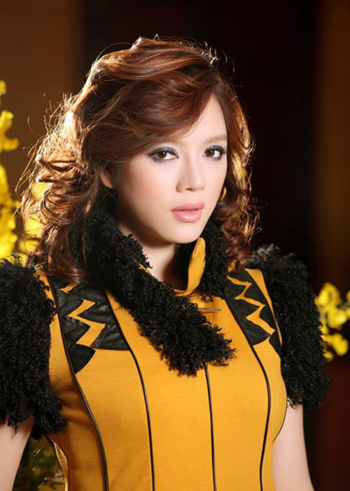 “Chị em tôi còn phải độn khoai để ăn cho no. Có những lúc nhìn nhà hàng xóm ăn tối sum vầy mà tôi thèm lắm, nhưng khi được hỏi tôi có đói không thì tôi vẫn nói ăn no rồi. Dù nghèo, tôi cũng phải giữ lòng tự trọng của mình”, nữ diễn viên chia sẻ trên Người đưa tin.