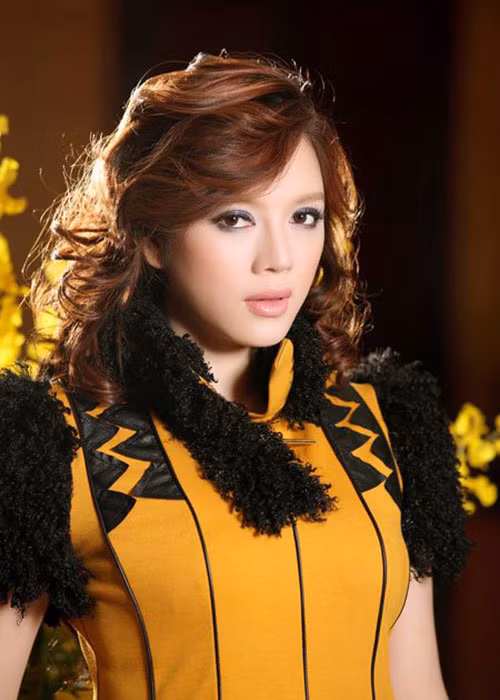 “Chị em tôi còn phải độn khoai để ăn cho no. Có những lúc nhìn nhà hàng xóm ăn tối sum vầy mà tôi thèm lắm, nhưng khi được hỏi tôi có đói không thì tôi vẫn nói ăn no rồi. Dù nghèo, tôi cũng phải giữ lòng tự trọng của mình”, nữ diễn viên chia sẻ trên Người đưa tin.