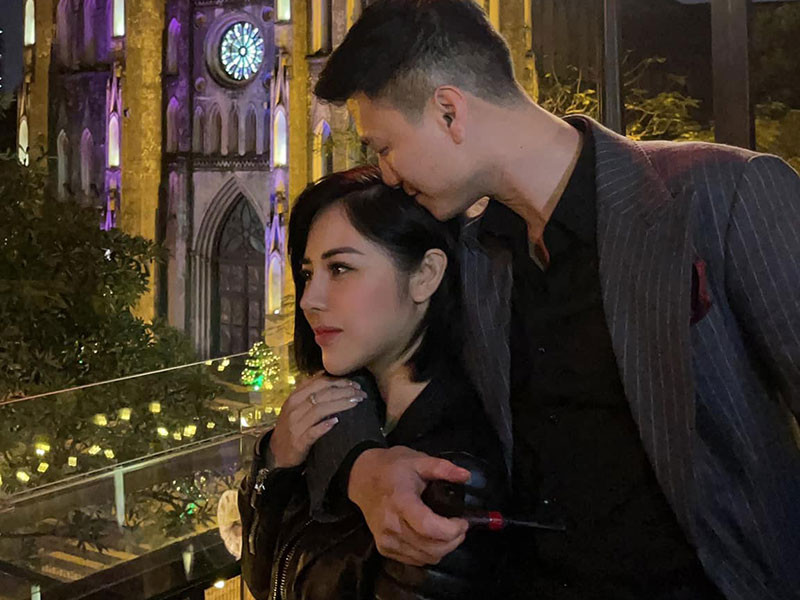 Ngoài Kỳ Hân và Hoàng Anh, Huỳnh Anh còn từng yêu người mẫu Hồng Quế và Y Vân. Hiện tại, nam diễn viên gắn bó bên vợ sắp cưới MC Bạch Lan Phương.