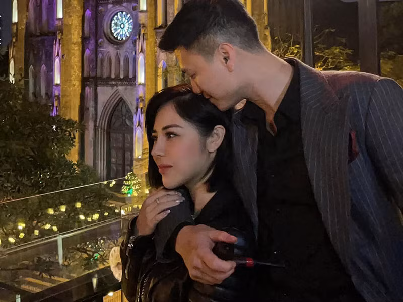 Ngoài Kỳ Hân và Hoàng Anh, Huỳnh Anh còn từng yêu người mẫu Hồng Quế và Y Vân. Hiện tại, nam diễn viên gắn bó bên vợ sắp cưới MC Bạch Lan Phương.