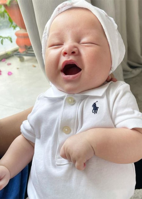 Bé Leon thừa hưởng nét đẹp của bố mẹ. Cậu nhóc hiện tại bụ bẫm, kháu khỉnh.