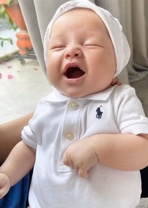 Bé Leon thừa hưởng nét đẹp của bố mẹ. Cậu nhóc hiện tại bụ bẫm, kháu khỉnh.