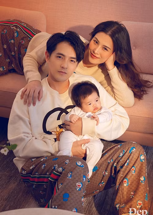 Cô nhóc cứng cáp, bụ bẫm, có nhiều nét giống bố.