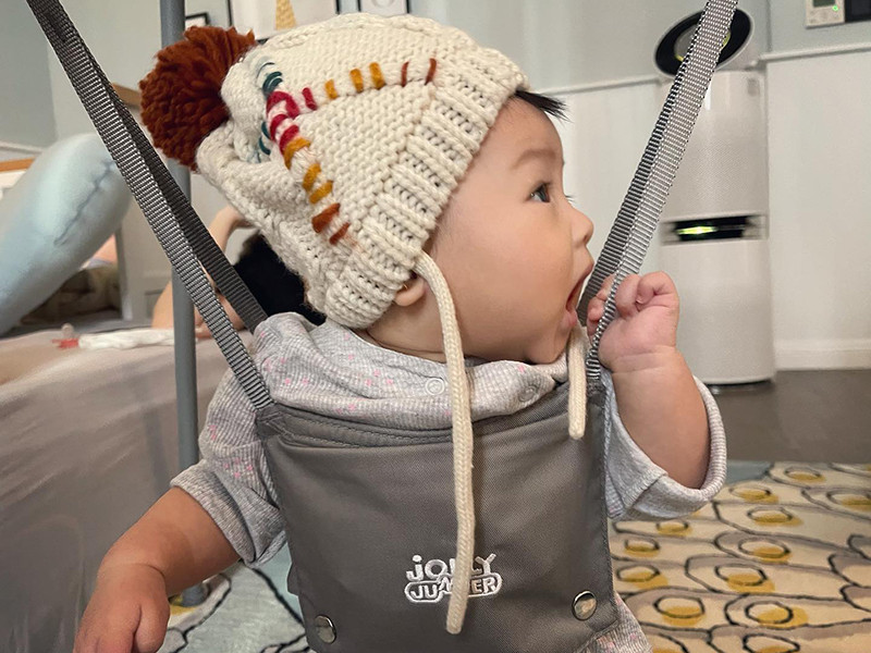 Bé Suchin có vẻ ngoài rất dễ thương với má phúng phính, đôi mắt to tròn, mái tóc dày đen mượt.