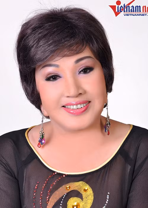 Nghệ sĩ Hồng Nga nén cười nói với tài xế taxi: “Cháu ơi, Chi có gia đình luôn rồi, đã có con gái rất lớn, gia đình cô ấy rất hạnh phúc". Ảnh: Vietnamnet