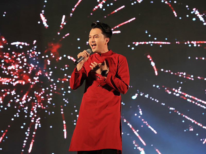 Ca sĩ Nam Cường nhớ lại những khoảng thời gian chạy show cuối năm vất vả nhưng đầy kỷ niệm. Anh chia sẻ: “Ngày xưa, Nam Cường chạy show liên tiếp 6 - 7 địa điểm. Trên đường chạy show mà nhìn thấy xe chị Phi Nhung hay anh Hoài Linh là tôi phải tranh thủ chạy nhanh hơn vì nếu anh chị đến diễn trước là khán giả không cho xuống mà như vậy mình sẽ trễ show sau nên tranh thủ chạy nhanh hơn xe của mấy anh chị thôi”.