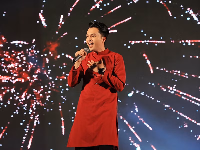 Ca sĩ Nam Cường nhớ lại những khoảng thời gian chạy show cuối năm vất vả nhưng đầy kỷ niệm. Anh chia sẻ: “Ngày xưa, Nam Cường chạy show liên tiếp 6 - 7 địa điểm. Trên đường chạy show mà nhìn thấy xe chị Phi Nhung hay anh Hoài Linh là tôi phải tranh thủ chạy nhanh hơn vì nếu anh chị đến diễn trước là khán giả không cho xuống mà như vậy mình sẽ trễ show sau nên tranh thủ chạy nhanh hơn xe của mấy anh chị thôi”.