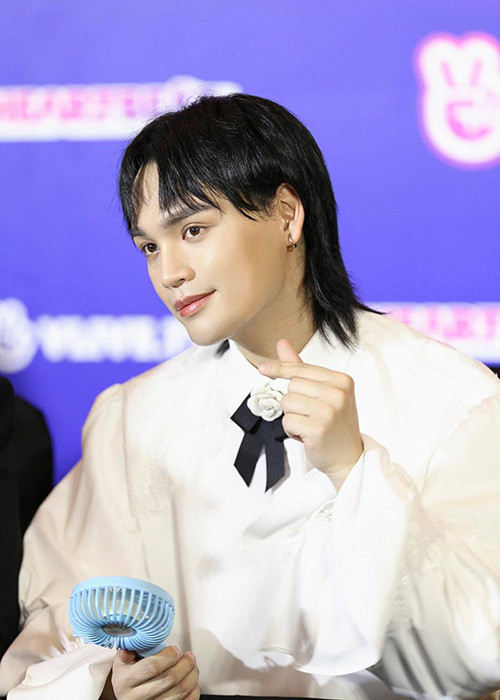 Cách đây vài năm, sau show diễn đêm giao thừa, Nguyễn Trần Trung Quân bị hỏng xe trên đường về. Rất may, một lúc sau xe hoạt động được, đến 3h sáng nam ca sĩ cũng về đến nhà.