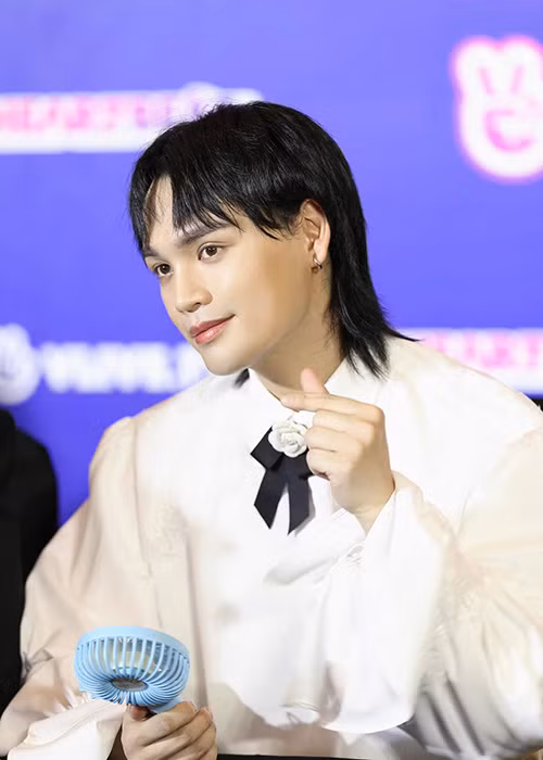 Cách đây vài năm, sau show diễn đêm giao thừa, Nguyễn Trần Trung Quân bị hỏng xe trên đường về. Rất may, một lúc sau xe hoạt động được, đến 3h sáng nam ca sĩ cũng về đến nhà.