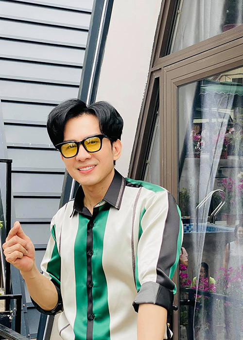 Ca sĩ Đan Trường kể trên Vnexpress, anh có nhiều kỷ niệm dịp chạy show ngày Tết nhưng nhớ nhất là các show diễn ở Trà Vinh. Anh nhớ đêm giao thừa cách đây vài năm, do không có vệ sĩ hay lối đi riêng, anh không vào được sân khấu do quá đông khán giả.