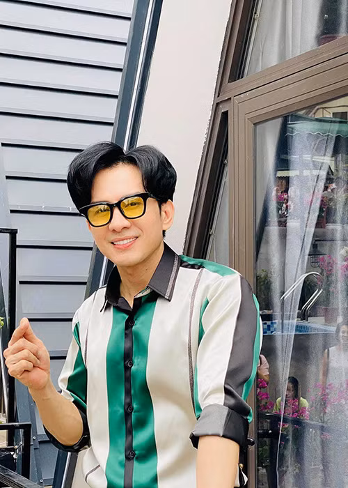 Ca sĩ Đan Trường kể trên Vnexpress, anh có nhiều kỷ niệm dịp chạy show ngày Tết nhưng nhớ nhất là các show diễn ở Trà Vinh. Anh nhớ đêm giao thừa cách đây vài năm, do không có vệ sĩ hay lối đi riêng, anh không vào được sân khấu do quá đông khán giả.