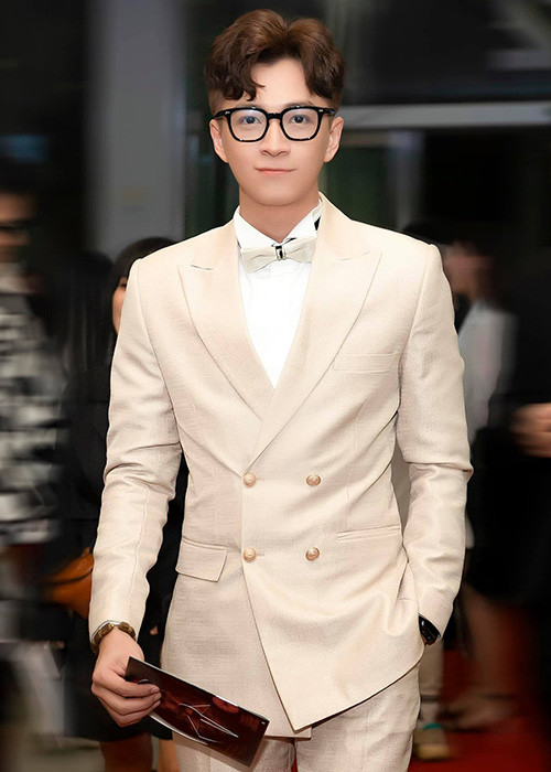 ...nhưng gặp khán giả là quên hết, nhận những chiếc bánh chưng, bánh tét, lạp xưởng... thay vì những bó hoa, diễn xong cả đám liên hoan mừng mừng tủi tủi".