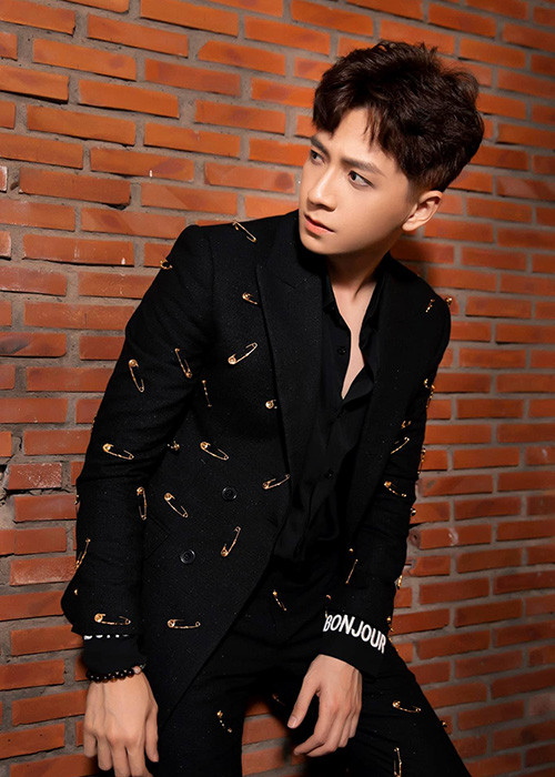 Ngô Kiến Huy chia sẻ trên Tri thức trẻ về chạy show ngày Tết: "Chạy bạt mạng cho kịp, những nơi vùng sâu vùng xa nhất mình cũng đến, những sân khấu mà nếu nhảy mạnh 1 tí cũng có thể sập, cả những lần suýt tai nạn hoặc đi lạc đường...