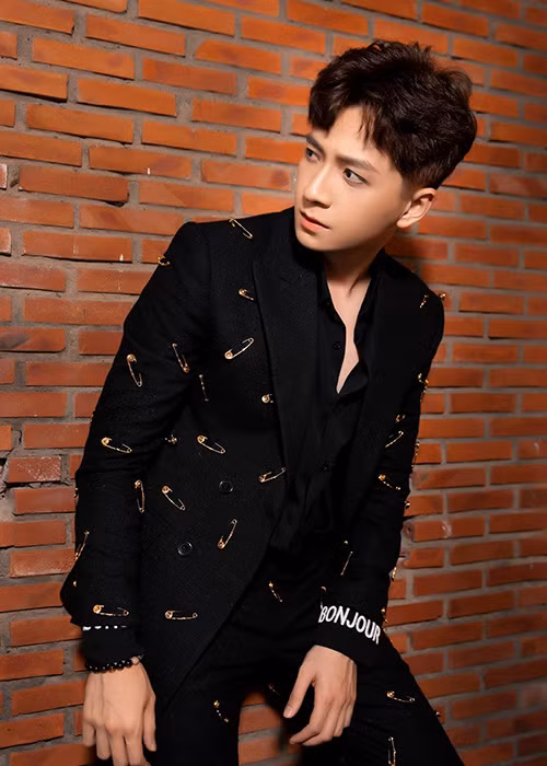 Ngô Kiến Huy chia sẻ trên Tri thức trẻ về chạy show ngày Tết: "Chạy bạt mạng cho kịp, những nơi vùng sâu vùng xa nhất mình cũng đến, những sân khấu mà nếu nhảy mạnh 1 tí cũng có thể sập, cả những lần suýt tai nạn hoặc đi lạc đường...