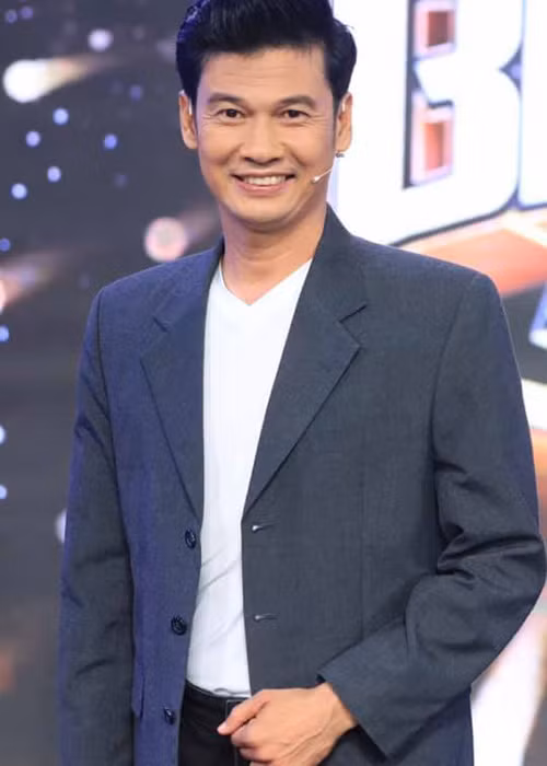 Nghệ sĩ Tiết Cương chia sẻ trên Lao động, trong 15 năm đi diễn hài, anh thường xuyên đón giao thừa trên xe với các bạn diễn và thường xem pháo hoa bất đắc dĩ trên đường, vì bị kẹt xe trong hành trình đi diễn đúng lúc năm mới sang.