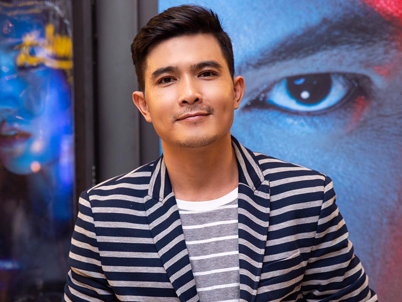 Quang Sự sinh năm 1984, đến từ Thanh Hóa. Theo Cảnh sát toàn cầu online, khi đang là sinh viên tại Đại học Sân khấu điện ảnh Hà Nội, anh đã thi và trúng học bổng của Hàn Quốc.