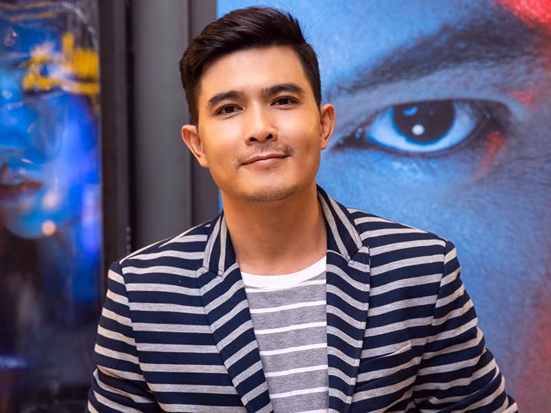 Quang Sự sinh năm 1984, đến từ Thanh Hóa. Theo Cảnh sát toàn cầu online, khi đang là sinh viên tại Đại học Sân khấu điện ảnh Hà Nội, anh đã thi và trúng học bổng của Hàn Quốc.