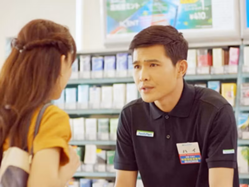 Sau khi tốt nghiệp tại Đại học Nghệ thuật Quốc gia Hàn Quốc, anh trở về nước đóng phim truyền hình "Trái tim màu xanh", "Sống gượng", "Cảnh sát hình sự"...