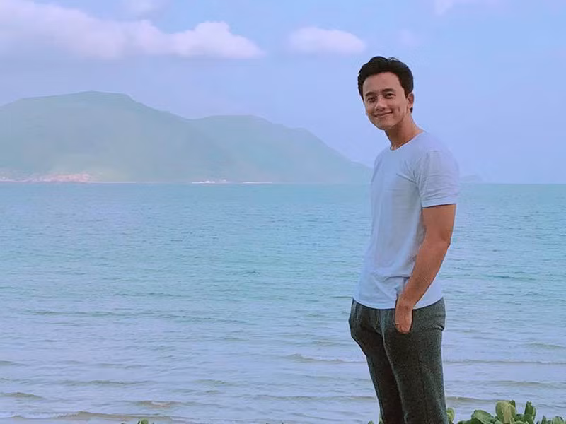 Mai Tài Phến sinh năm 1991, là người gốc Hoa, tên thật là Mai Đại Bình. Theo Thế giới điện ảnh, anh sinh ra trong một gia đình làm nghề buôn bán tại Bạc Liêu.