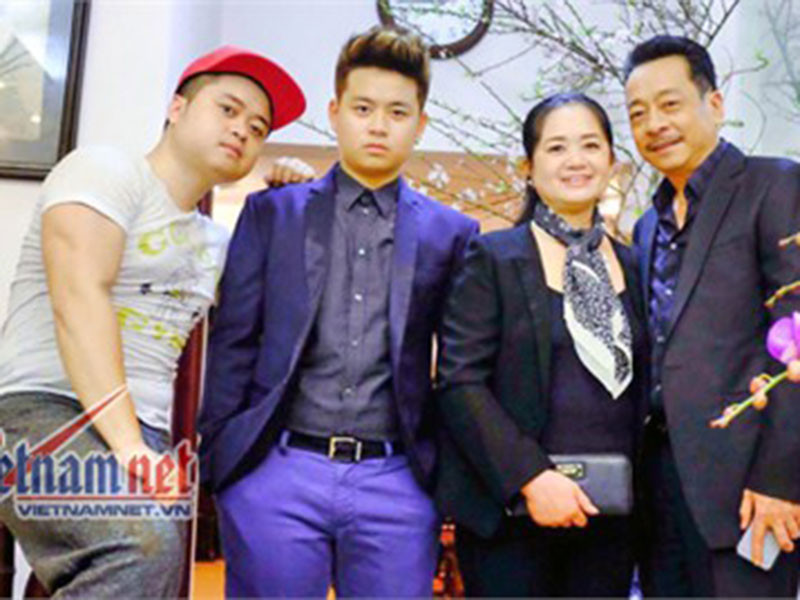 Theo Tiền Phong, nghệ sĩ Hoàng Dũng sẵn lòng dành thời gian rảnh rỗi để trông cửa hàng, dọn hàng giúp vợ. Ảnh: Vietnamnet