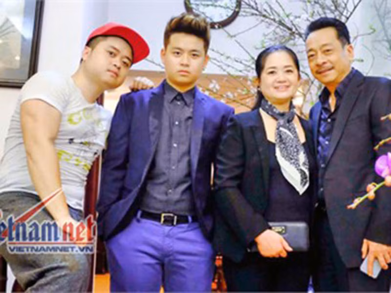 Theo Tiền Phong, nghệ sĩ Hoàng Dũng sẵn lòng dành thời gian rảnh rỗi để trông cửa hàng, dọn hàng giúp vợ. Ảnh: Vietnamnet