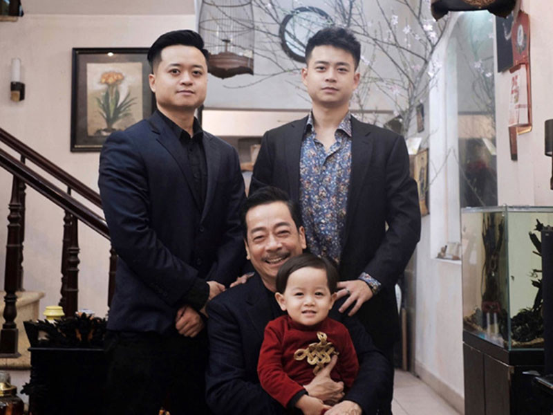 Khi bố qua đời, Hoàng Dương đau xót: "Không được là đồng nghiệp của bố thì bố hãy là khán giả của con nhé. Con hẹn bố ở một nơi khác, con yêu bố. Bố ơi con không biết nói gì ngoài con yêu bố". Ảnh: Gia đình &amp; xã hội