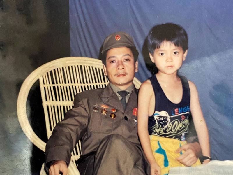 Vợ chồng nghệ sĩ Hoàng Dũng có hai người con trai: Hoàng Duy và Hoàng Dương. Theo Gia đình &amp; xã hội, Hoàng Duy là diễn viên nhí một thời. Anh từng đóng phim "Bà và cháu", "Món quà năm mới", "Vị khách đêm giao thừa", tham gia các tiểu phẩm của "Thư giãn cuối tuần". Tuy nhiên, khi lớn lên, Hoàng Duy không nối nghiệp bố mà chọn công việc kinh doanh. Ảnh: Gia đình &amp; xã hội