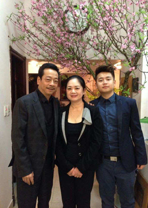 Nghệ sĩ Hoàng Dũng cho biết, vợ của ông là một người hiền lành, không giỏi chuyện đối đáp bên ngoài nên hay phải chịu thua thiệt. “Ông trùm Phan Quân” từng chia sẻ: “Không có sự ủng hộ của vợ thì cũng không có tôi hôm nay”. Ảnh: Doanh nhân Việt Nam