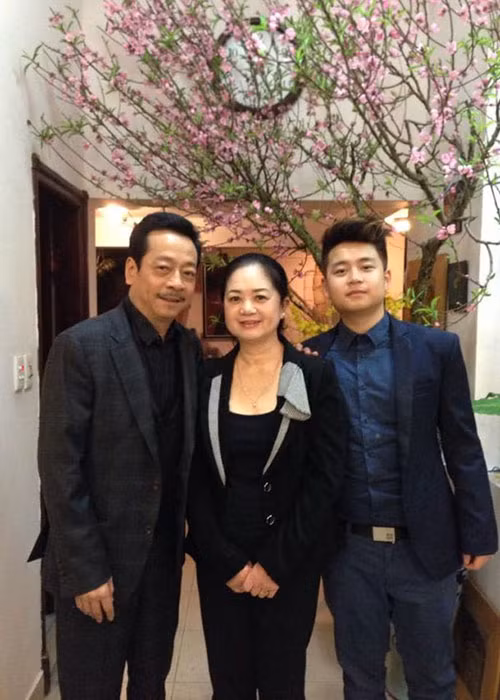 Nghệ sĩ Hoàng Dũng cho biết, vợ của ông là một người hiền lành, không giỏi chuyện đối đáp bên ngoài nên hay phải chịu thua thiệt. “Ông trùm Phan Quân” từng chia sẻ: “Không có sự ủng hộ của vợ thì cũng không có tôi hôm nay”. Ảnh: Doanh nhân Việt Nam