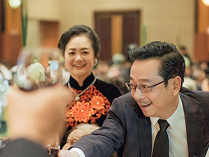 Bà xã của nghệ sĩ Hoàng Dũng là giáo viên mầm non. Sau khi kết hôn, cuộc sống quá khó khăn, tiền lương của bà chỉ bằng một nửa tiền gửi trông con nên bà nghỉ việc để chăm con. Sau đó, bà mở tiệm quần áo nhỏ. Ảnh: Lao động