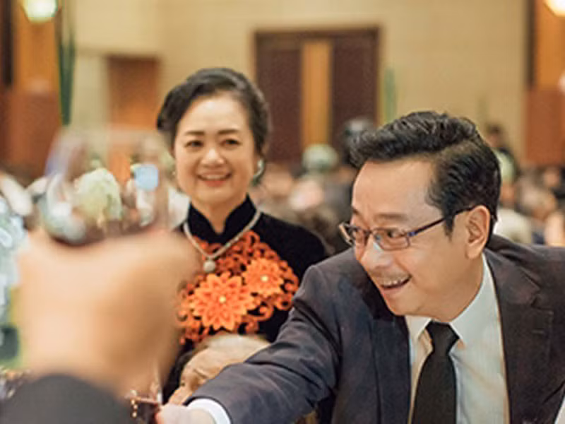 Bà xã của nghệ sĩ Hoàng Dũng là giáo viên mầm non. Sau khi kết hôn, cuộc sống quá khó khăn, tiền lương của bà chỉ bằng một nửa tiền gửi trông con nên bà nghỉ việc để chăm con. Sau đó, bà mở tiệm quần áo nhỏ. Ảnh: Lao động