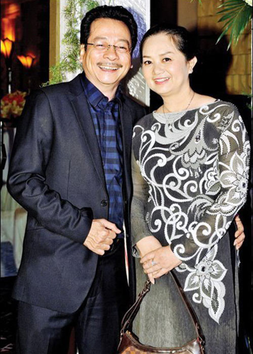 Ngày 14/2, NSND Hoàng Dũng qua đời. Sinh thời, ngoài sự nghiệp diễn xuất thành công, ông còn có cuộc hôn nhân viên mãn. Trong cuộc phỏng vấn trên Vietnamnet, nghệ sĩ Hoàng Dũng kể, vợ chồng ông yêu nhau khi ông là cậu sinh viên nghèo học nghệ thuật. "Chúng tôi bắt đầu quen nhưng chỉ dừng mức độ bạn bè rồi bẵng đi một thời gian không gặp lại. Đến khi vô tình gặp lại thì yêu nhau mấy năm rồi cưới", ông chia sẻ. Ảnh: Vietnamnet