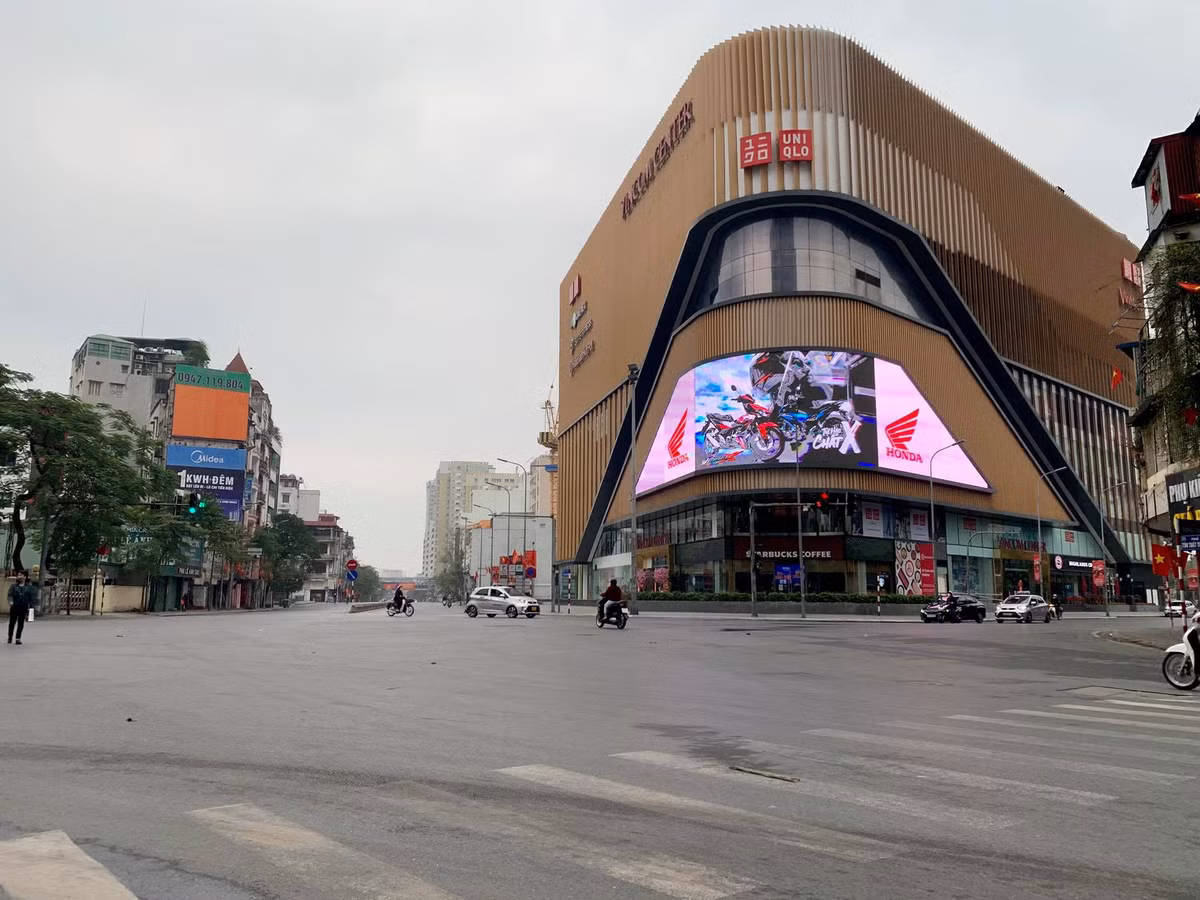 Đường phố Thủ đô vắng bóng người qua lại.