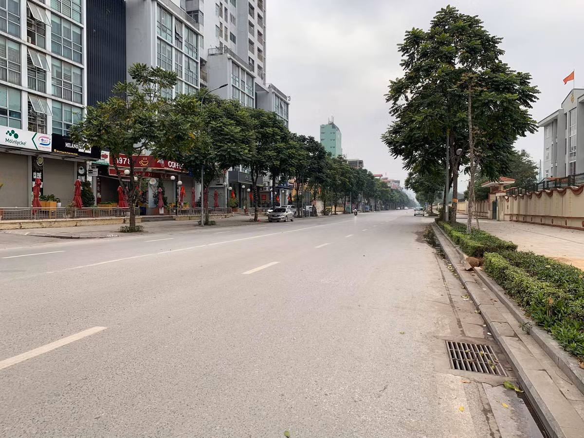 Hàng loạt cửa hàng đón cửa vào sáng ngày đầu tiên của năm mới 2021.