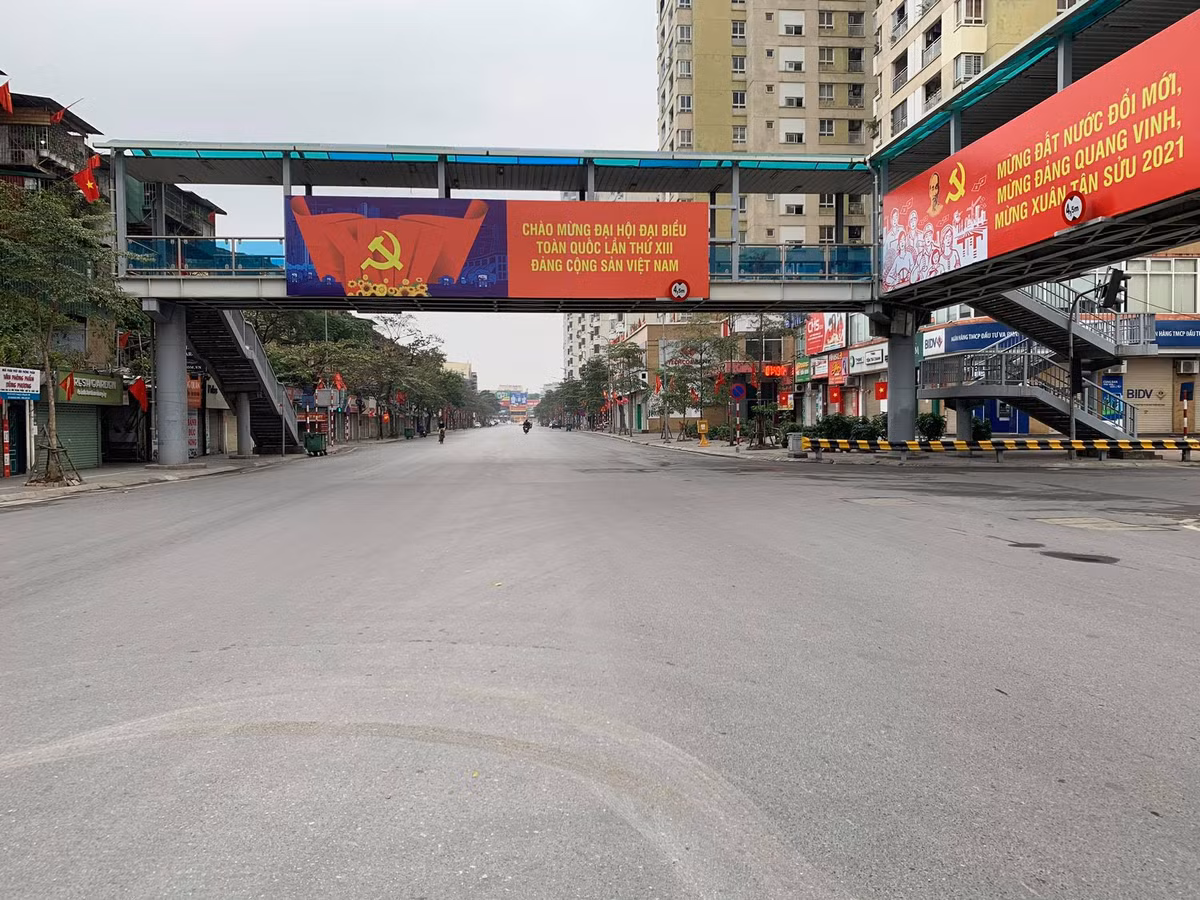 Người dân Hà Nội ở trong nhà làm mâm cơm cúng vào buổi sáng đầu tiên của năm mới.