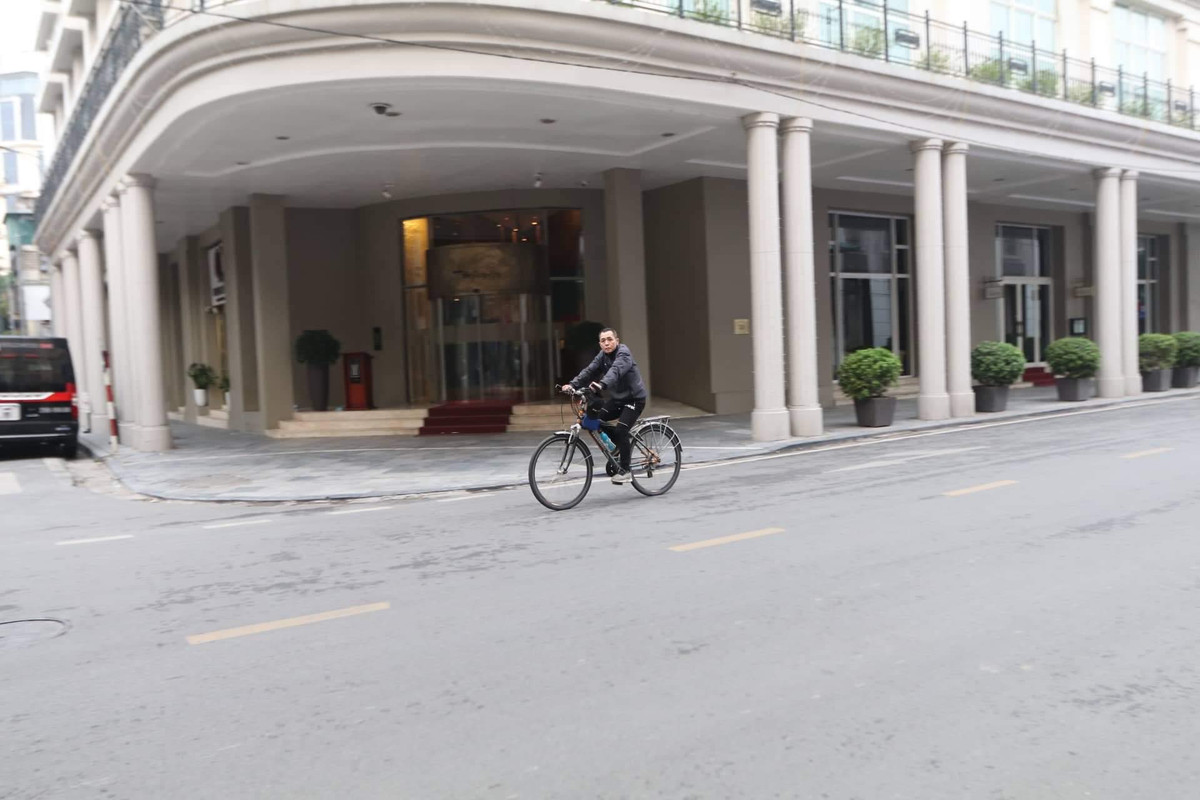 Một số người dậy sớm tận hưởng cảnh thanh bình của Hà Nội.