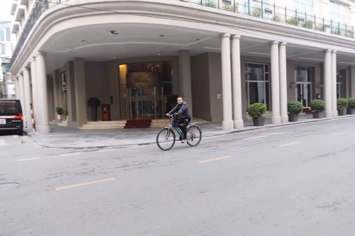 Một số người dậy sớm tận hưởng cảnh thanh bình của Hà Nội.