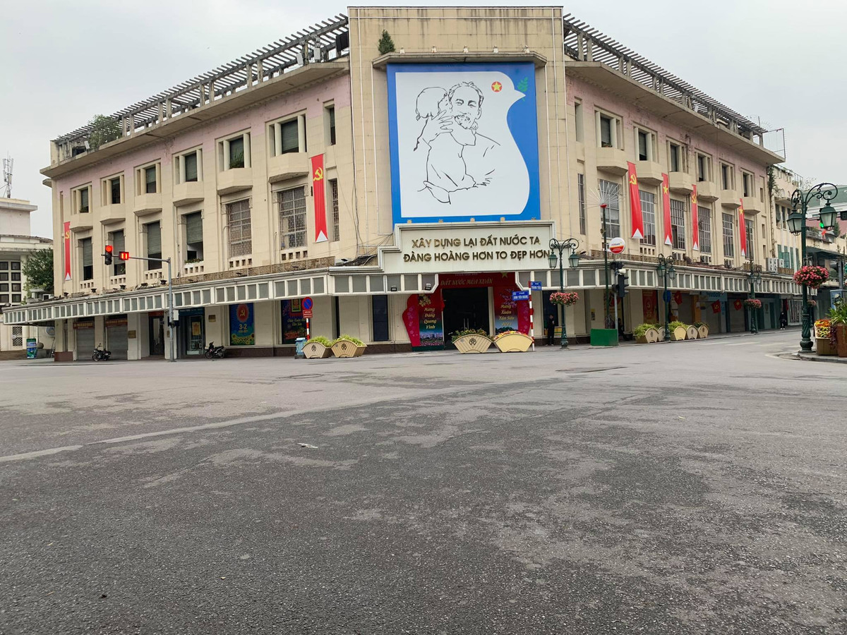 Như mọi năm, sáng mùng 1 Tết Tân Sửu 2021, Hà Nội trở nên vắng lặng.