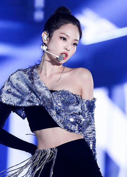 Bạn gái tin đồn mới nhất của G-Dragon sinh năm 1996. Ngoài tài năng ca hát, cô còn được chú ý bởi nhan sắc xinh đẹp.