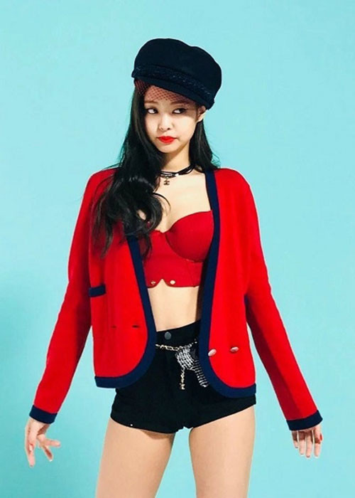 Nữ ca sĩ có hình thể đẹp nên crop-top trở thành lựa chọn số 1 của cô.