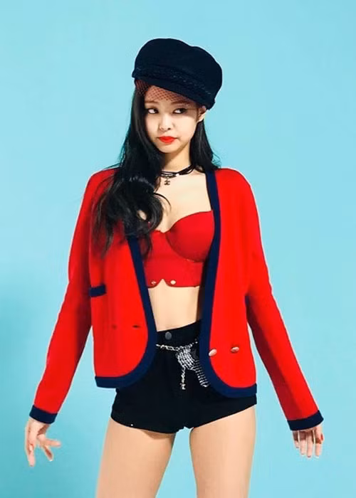 Nữ ca sĩ có hình thể đẹp nên crop-top trở thành lựa chọn số 1 của cô.