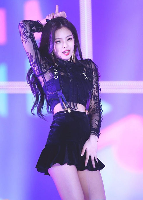 Jennie khéo khoe đường cong quyến rũ gây mê mỗi khi xuất hiện trước công chúng.